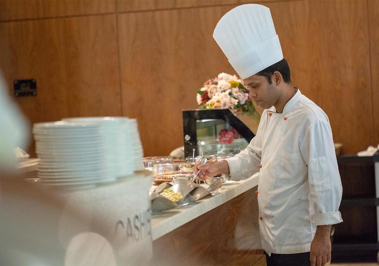 Holiday Suites Al Azizia Mekka Exteriör bild A chef preparing food at a buffet