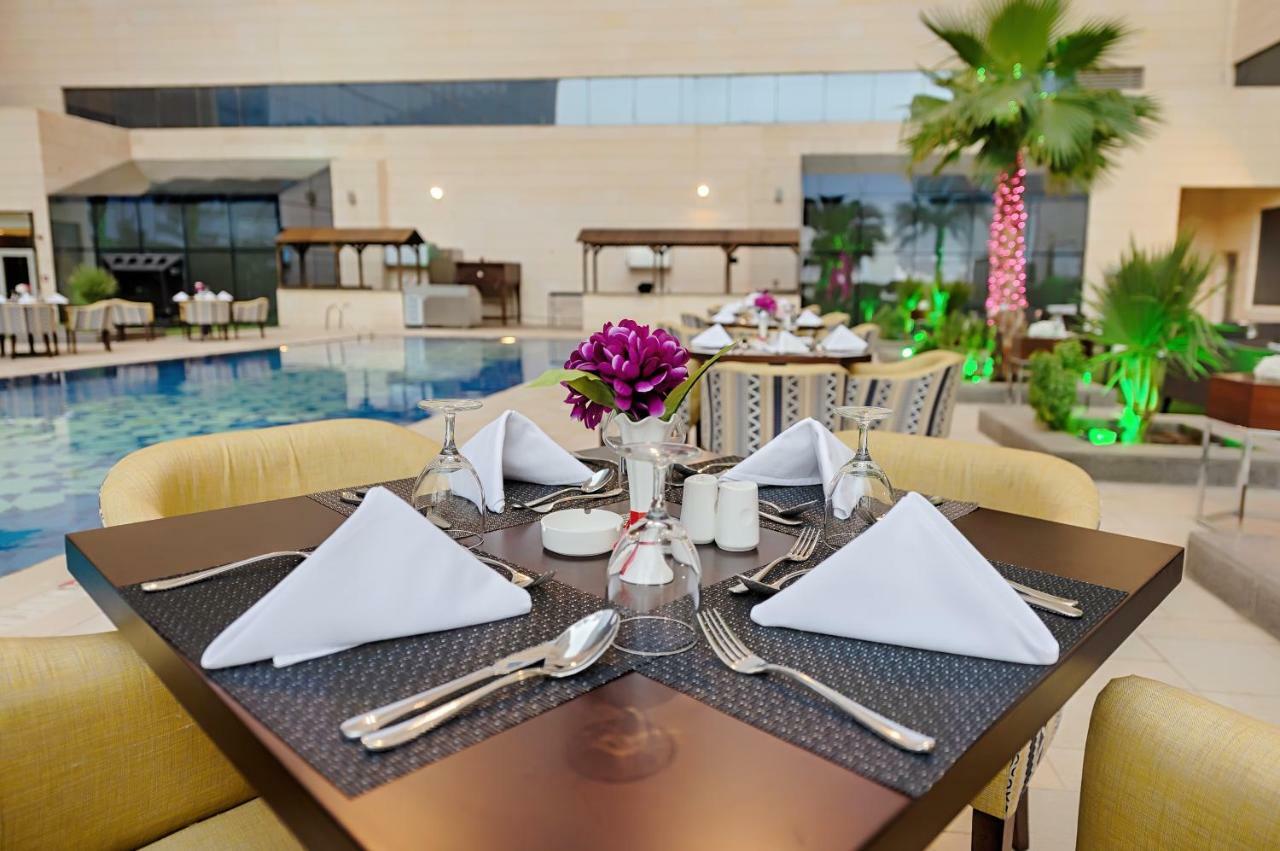 Holiday Suites Al Azizia Mekka Exteriör bild The hotel's restaurant